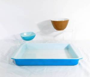 lot 68 image: Lot of Vintage Pyrex Pan and Bowls
