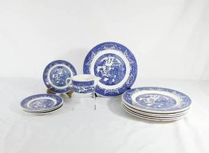 lot 91 image: Vintage Willow Ware by Royal China