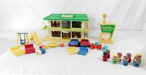 lot 53 image: Vintage Playskool Holiday Inn Play Set