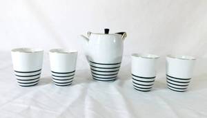 lot 33 image: Vintage Gold China Teapot and 4 Cups Made in Japan