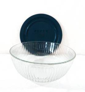 lot 82 image: Pyrex Hot and Cold Bowl and Carrier