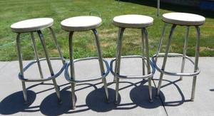 lot 179 image: Set of 4 Vintage Mid Century Barstools by Snyder Manufacturing