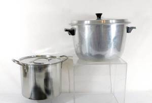 lot 265 image: Set of 2 Vintage Pots