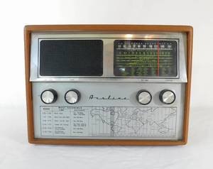 lot 285 image: Vintage Montgomery Ward and Co INC Airline Radio Receiver
