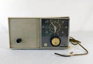 lot 288 image: Vintage Westinghouse Vacuum Tube Clock Radio