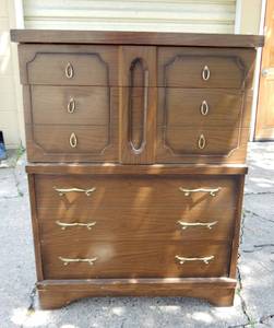 lot 178 image: Mid-Century 44 Inch Tall Dresser