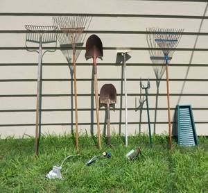 lot 323 image: Lot of 11 Yard Tools and Supplies