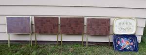 lot 188 image: Vintage Set of 4 TV Trays plus 2 Trays and Stand