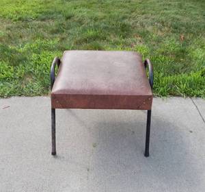 lot 328 image: Mid Century Modern Ottoman Footstool