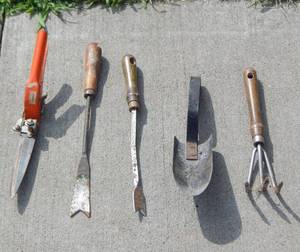 lot 333 image: Lot of 5 Vintage Yard Tools