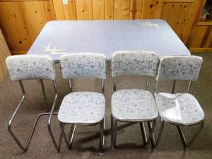 lot 13 image: Vintage Mid Century Genuine Howell Chromsteal Dinette with Extra Leaf and 4 Chairs