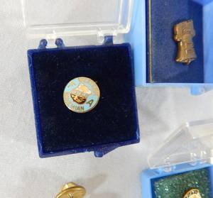 lot 72 image: Lot of Vintage Pinbacks