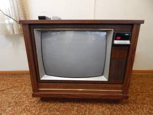 lot 84 image: Vintage Working 1984 RCA Console Television