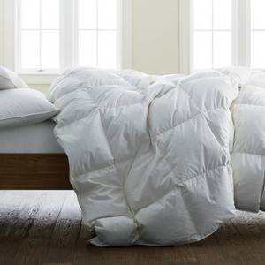 lot 14 image: Organic Medium Warmth White Queen Down Comforter, C2V7-Q-WHITE - NEW
