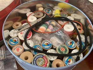 lot 10 image: Lot of Sewing Notions