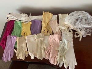 lot 12 image: Lot of Vintage Ladies Gloves