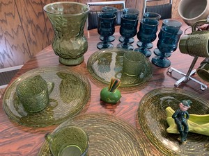 lot 17 image: Vintage Olive Greens & Blues Kitchen Glassware, Retro Potter Mugs & More