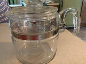 lot 19 image: Pyrex, Jadeite, & Retro Kitchen Delights