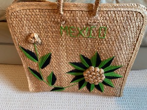 lot 44 image: Four Vintage Straw Handwoven Handbags Totes