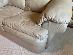 lot 46 image: Comfy Beige Leather Love Seat