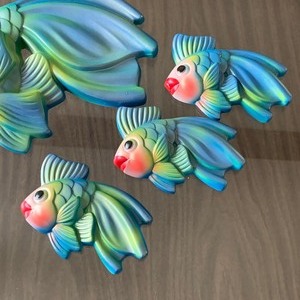 lot 33 image: Simply Adorable Vintage Chalkware Fish