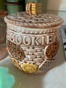 lot 31 image: Vintage GlasswareCeramic Items