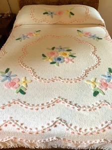 lot 72 image: Pristine Chenille Queen Bed Spread