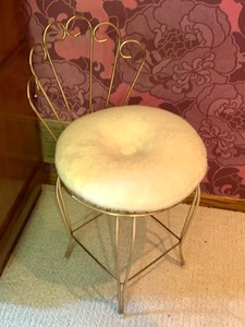 lot 95 image: Vintage Vanity Chair