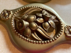lot 187 image: Gold Gild Ceramic Wall Decor Items