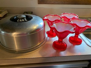 lot 182 image: Vintage Cake CoverPlate and Sundae Cups