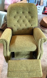 lot 216 image: Olive Green Vintage Recliner