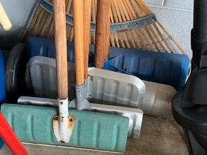 lot 221 image: Lot of Yard Tools