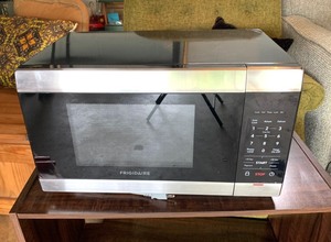 lot 231 image: Fridgedaire Microwave