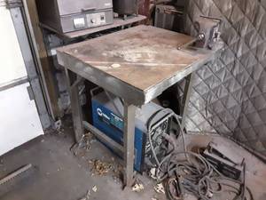 lot 14 image: Metal Work Table With Vice Mounted 28x32x34