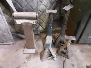 lot 16 image: Jack Stands & Material StandRoller
