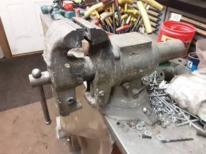 lot 92 image: Large Bench Vice