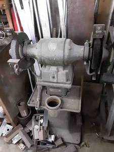 lot 94 image: Cincinnati Grinder With Pedestal Base