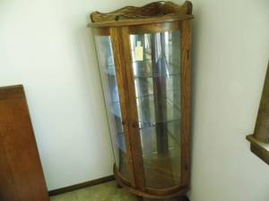 lot 1 image: Curved Corner Curio Cabinet