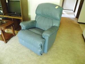 lot 5 image: Light Blue La-Z-Boy Recliner