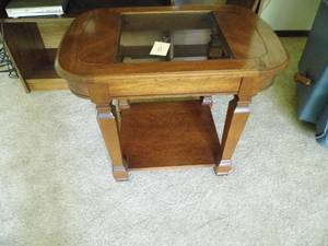 lot 11 image: End Table