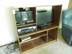 lot 13 image: Entertainment Center w Components