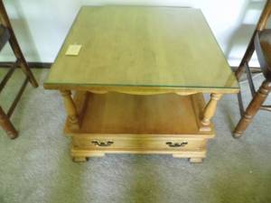 lot 17 image: End Table