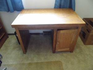 lot 19 image: Desk