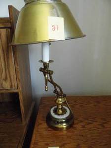 lot 21 image: Lamp