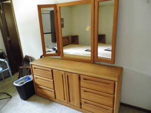 lot 29 image: Dresser w Mirror