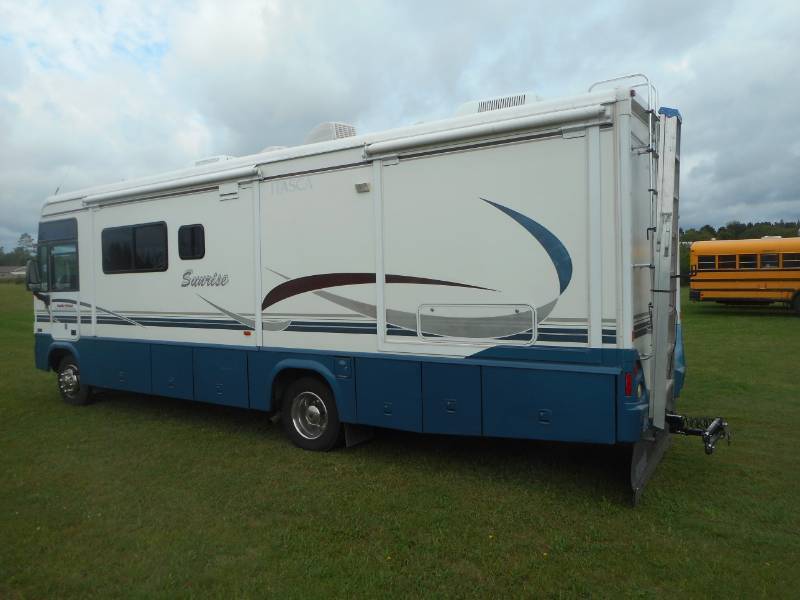 lot 1 image: 2004 Itasca Motorhome