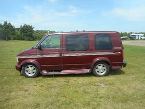 lot 4 image: 2003 GMC Safari Van AWD