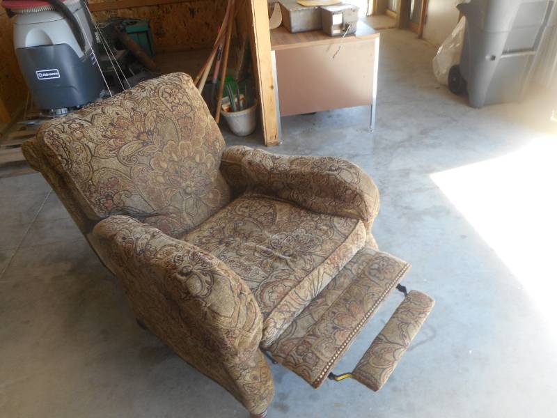 lot 5 image: Recliner