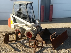 lot 1 image: Bobcat 310 Skid-Loader With Attachments