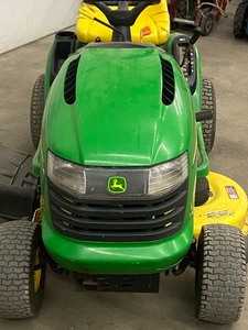 lot 5 image: John Deere L-110 Lawn Tractor